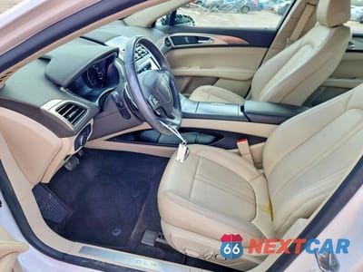 Zdjęcie 7 z 13 samochodu: 2020 LINCOLN MKZ VIN:3LN6L5A9XLR602464 - miniatura