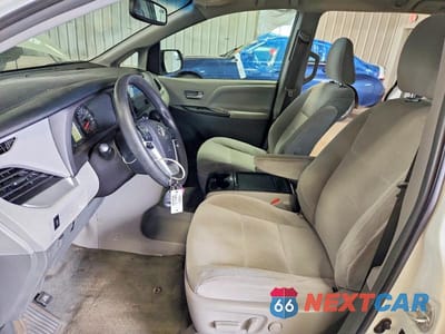Zdjęcie 7 z 14 samochodu: 2017 TOYOTA SIENNA LE VIN:5TDKZ3DC5HS802993 - miniatura
