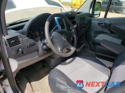 Zdjęcie 8 z 13 samochodu: 2012 MERCEDES BENZ SPRINTER 2500 DELIVERY VAN VIN:WD3PE8CB5C5699977 - miniatura