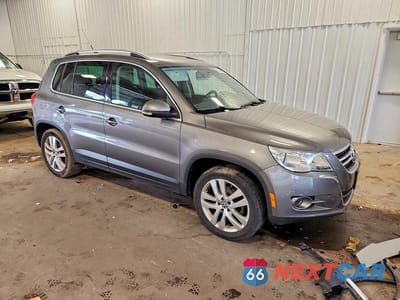 Czwarte zdjęcie samochodu z boku: 2011 VOLKSWAGEN TIGUAN S VIN:WVGBV7AX8BW532526 - miniatura