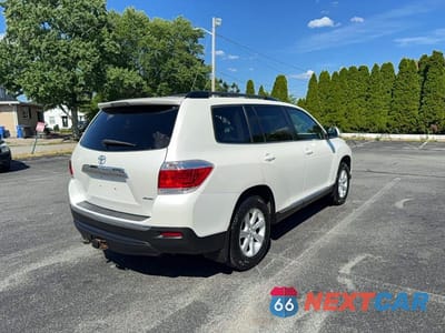 Czwarte zdjęcie samochodu z boku: 2011 TOYOTA HIGHLANDER BASE VIN:5TDBK3EH6BS057645 - miniatura