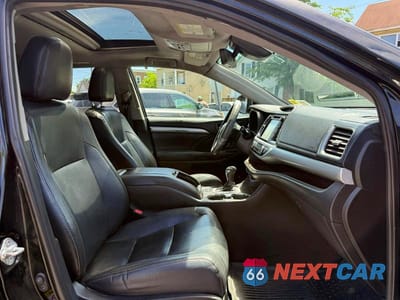 Zdjęcie 8 z 12 samochodu: 2019 TOYOTA HIGHLANDER XLE VIN:5TDJZRFH5KS939379 - miniatura