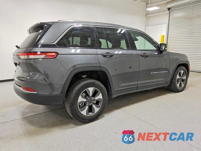Trzecie zdjęcie samochodu z tyłu: 2022 JEEP GRAND CHEROKEE LIMITED 4XE VIN:1C4RJYB60N8717012 - miniatura