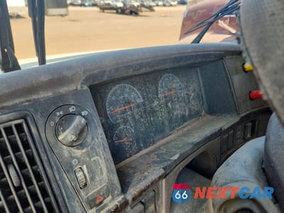 Zdjęcie 8 z 10 samochodu: 2015 VOLVO VNL SEMI TRUCK VIN:4V4NC9EH0FN184534 - miniatura
