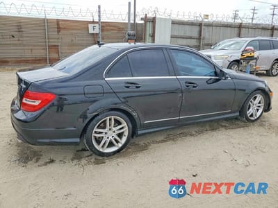 Trzecie zdjęcie samochodu z tyłu: 2013 MERCEDES-BENZ C 300 4MATIC VIN:WDDGF8AB1DR251774 - miniatura