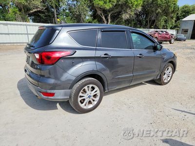 Trzecie zdjęcie samochodu z tyłu: 2019 FORD ESCAPE SE VIN:1FMCU0GD0KUB58405 - miniatura