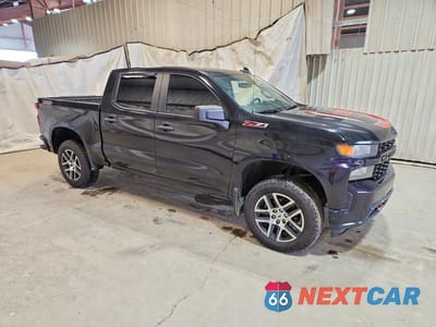 Czwarte zdjęcie samochodu z boku: 2020 CHEVROLET SILVERADO K1500 TRAIL BOSS CUSTOM VIN:1GCPYCEF6LZ169476 - miniatura