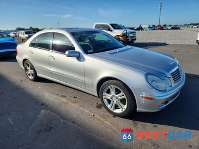 Czwarte zdjęcie samochodu z boku: 2004 MERCEDES-BENZ E 500 VIN:WDBUF70J14A394138 - miniatura
