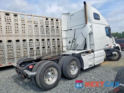 Czwarte zdjęcie samochodu z boku: 2015 VOLVO VNL SEMI TRUCK VIN:4V4NC9EG9FN182790 - miniatura