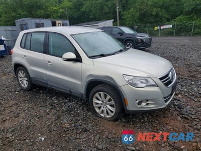 Czwarte zdjęcie samochodu z boku: 2010 VOLKSWAGEN TIGUAN SE VIN:WVGBV7AX9AW516379 - miniatura