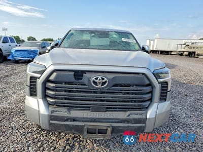 Piąte zdjęcie samochodu w środku: 2022 TOYOTA TUNDRA CREWMAX SR5 VIN:5TFLA5EC6NX001064 - miniatura