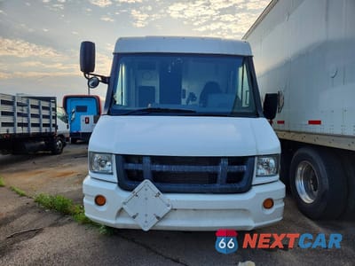 Piąte zdjęcie samochodu w środku: 2013 ISUZU NPR HD - DELIVERY VAN VIN:JALB4T173D7W01327 - miniatura