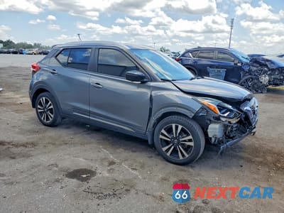 Czwarte zdjęcie samochodu z boku: 2018 NISSAN KICKS SR VIN:3N1CP5CU5JL501896 - miniatura