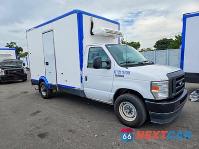 Czwarte zdjęcie samochodu z boku: 2023 FORD E350 REFRIGERATED BOX TRUCK VIN:1FDWE3FK9PDD08479 - miniatura