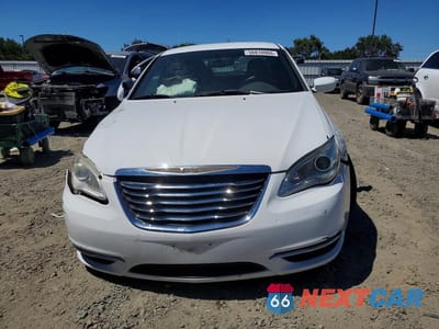 Piąte zdjęcie samochodu w środku: 2013 CHRYSLER 200 LX VIN:1C3CCBAB3DN685995 - miniatura