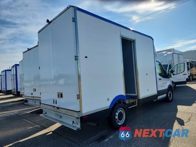 Trzecie zdjęcie samochodu z tyłu: 2022 FORD TRANSIT DELIVERY TRUCK VIN:1FDBW5Z87NKA39916 - miniatura