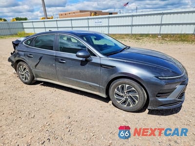 Czwarte zdjęcie samochodu z boku: 2026 HYUNDAI SONATA HYBRID BLUE VIN:KMHL24JJ8TA167514 - miniatura