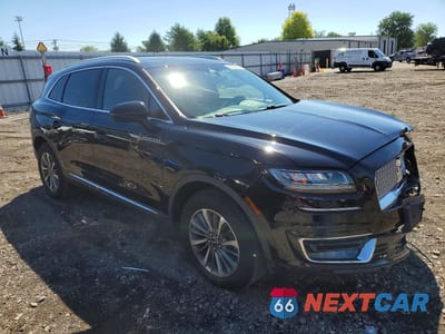 Czwarte zdjęcie samochodu z boku: 2019 LINCOLN NAUTILUS SELECT VIN:2LMPJ8K9XKBL19882 - miniatura
