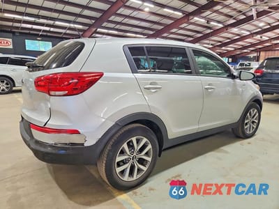Trzecie zdjęcie samochodu z tyłu: 2016 KIA SPORTAGE LX VIN:KNDPBCAC0G7873364 - miniatura
