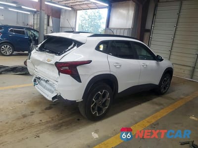 Trzecie zdjęcie samochodu z tyłu: 2025 CHEVROLET TRAX 1LT VIN:KL77LHEP2SC235265 - miniatura