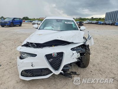 Piąte zdjęcie samochodu w środku: 2017 ALFA ROMEO GIULIA VIN:ZARFAEBN3H7535619 - miniatura