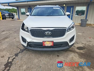 Piąte zdjęcie samochodu w środku: 2017 KIA SORENTO LX V6 VIN:5XYPG4A50HG318847 - miniatura