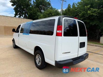 Trzecie zdjęcie samochodu z tyłu: 2017 CHEVROLET EXPRESS G3500 LS VIN:1GAZGNFF6H1310163 - miniatura