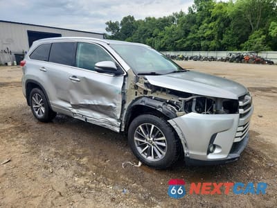 Czwarte zdjęcie samochodu z boku: 2017 TOYOTA HIGHLANDER XLE VIN:5TDKZRFH0HS514228 - miniatura