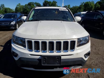 Piąte zdjęcie samochodu w środku: 2017 JEEP COMPASS LATITUDE VIN:1C4NJDEB4HD108663 - miniatura