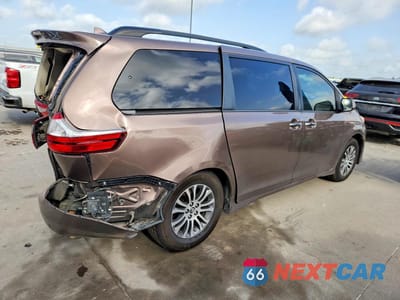 Trzecie zdjęcie samochodu z tyłu: 2019 TOYOTA SIENNA XLE 8-PASSENGER VIN:5TDYZ3DC2KS976750 - miniatura