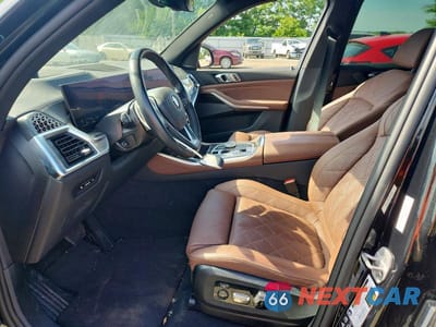 Zdjęcie 7 z 13 samochodu: 2025 BMW X5 XDRIVE45E VIN:5UX23EU09S9Z50751 - miniatura