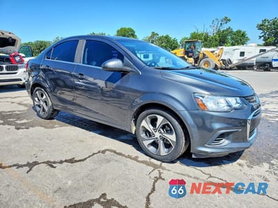 Czwarte zdjęcie samochodu z boku: 2019 CHEVROLET SONIC PREMIER VIN:1G1JF5SB6K4127757 - miniatura