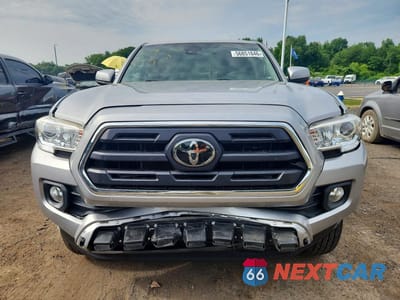 Piąte zdjęcie samochodu w środku: 2019 TOYOTA TACOMA SR5 V6 VIN:3TMCZ5AN5KM242485 - miniatura