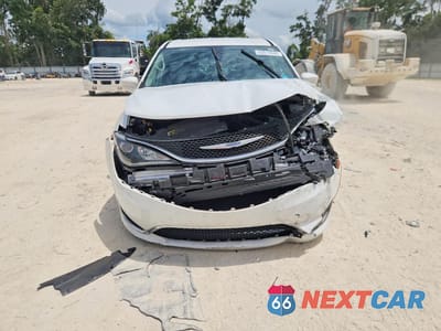Piąte zdjęcie samochodu w środku: 2019 CHRYSLER PACIFICA TOURING PLUS VIN:2C4RC1FG9KR576882 - miniatura