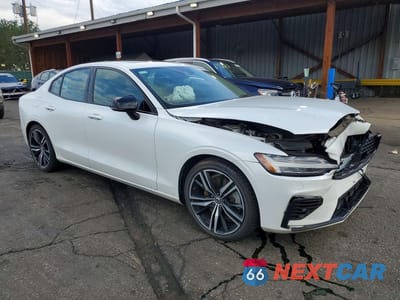Czwarte zdjęcie samochodu z boku: 2022 VOLVO S60 T8 RECHARGE R-DESIGN EXPRESSIO VIN:7JRBR0FZ1NG174518 - miniatura