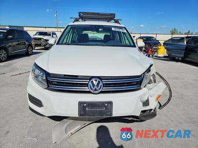 Piąte zdjęcie samochodu w środku: 2017 VOLKSWAGEN TIGUAN S VIN:WVGAV7AX0HK038480 - miniatura