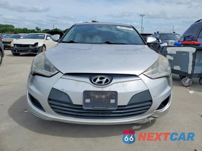Piąte zdjęcie samochodu w środku: 2013 HYUNDAI VELOSTER BASE VIN:KMHTC6AD0DU117838 - miniatura