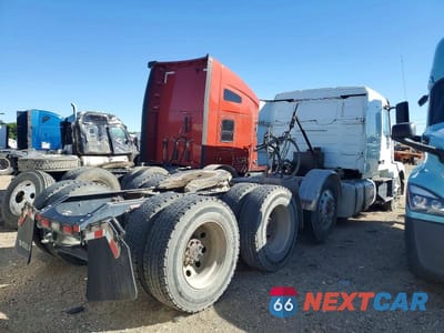 Czwarte zdjęcie samochodu z boku: 2017 VOLVO VNL SEMI TRUCK VIN:4V4N99EH8HN977291 - miniatura