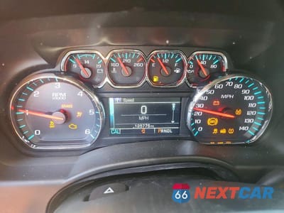 Zdjęcie 9 z 12 samochodu: 2019 CHEVROLET SUBURBAN K1500 LT VIN:1GNSKHKC8KR288302 - miniatura