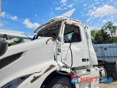 Zdjęcie 9 z 10 samochodu: 2023 VOLVO VNR SEMI TRUCK VIN:4V4W39EH8PN334654 - miniatura