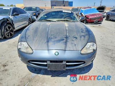 Piąte zdjęcie samochodu w środku: 2001 JAGUAR XK8 VIN:SAJDA42C31NA11063 - miniatura