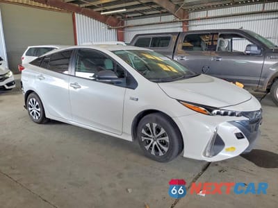 Czwarte zdjęcie samochodu z boku: 2021 TOYOTA PRIUS PRIME XLE VIN:JTDKAMFP7M3172788 - miniatura