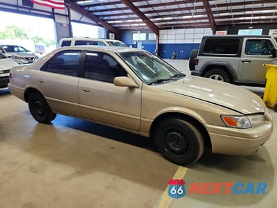 Czwarte zdjęcie samochodu z boku: 1999 TOYOTA CAMRY CE VIN:4T1BG22K2XU511335 - miniatura