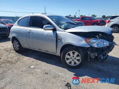 Czwarte zdjęcie samochodu z boku: 2010 HYUNDAI ACCENT GS VIN:KMHCM3AC9AU169032 - miniatura