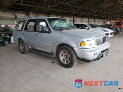 Czwarte zdjęcie samochodu z boku: 2000 LINCOLN NAVIGATOR VIN:5LMRU27A2YLJ00349 - miniatura