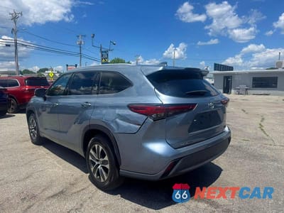 Trzecie zdjęcie samochodu z tyłu: 2022 TOYOTA HIGHLANDER XLE VIN:5TDGZRAH0NS123413 - miniatura