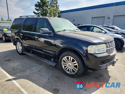 Czwarte zdjęcie samochodu z boku: 2009 LINCOLN NAVIGATOR VIN:5LMFU28549EJ00542 - miniatura