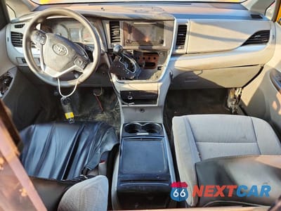 Zdjęcie 8 z 13 samochodu: 2017 TOYOTA SIENNA LE MOBILITY VIN:5TDKZ3DC4HS876051 - miniatura