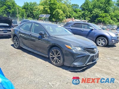Czwarte zdjęcie samochodu z boku: 2018 TOYOTA CAMRY SE VIN:4T1B11HK9JU073181 - miniatura
