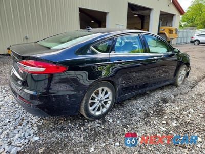 Trzecie zdjęcie samochodu z tyłu: 2020 FORD FUSION SE VIN:3FA6P0LU5LR104708 - miniatura